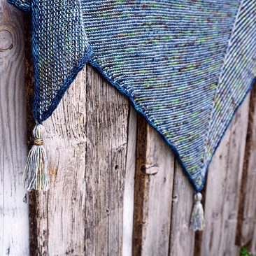 vitamin sea tuch shawl stricken knitting donnarossa designs detail tassels texturen brioche zweifarbig patent kraus rechts quasten i-cord