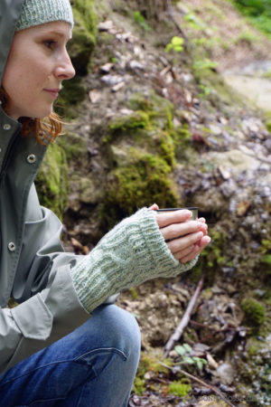 Stradbally mitts fingerlose Handschuhe stricken Strickanleitung knitting pattern from side