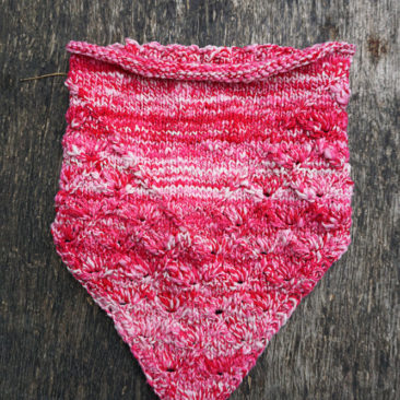 Lahinch bandana cowl rundschal strickanleitung pattern pink front vorne