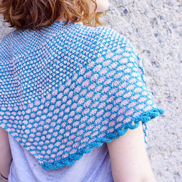 Rohrspitz shawl Tuch knitting pattern Strickanleitung donnarossa wearing at the back tragend Rücken