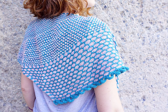 Rohrspitz shawl Tuch knitting pattern Strickanleitung donnarossa wearing at the back tragend Rücken