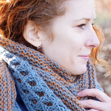 Pizol shawl donnarossa knitting pattern wearing detail lace border