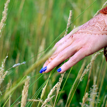 mehndi Tuch Strickanleitung hand in gras henna tattoo