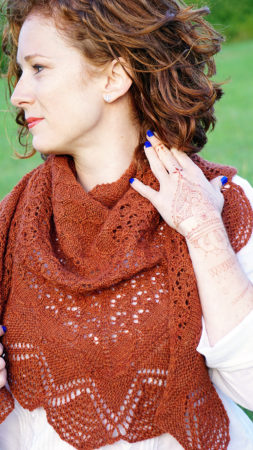 mehndi knitting pattern wearing with painted henna on hand donnarossa