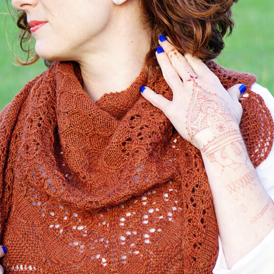 mehndi knitting pattern wearing with painted henna on hand donnarossa